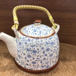 Théière – motif avec des fleurs bleues