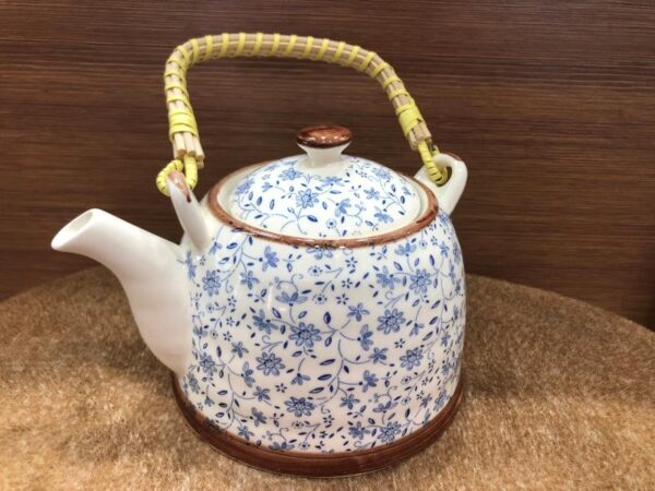 Théière - motif avec des fleurs bleues