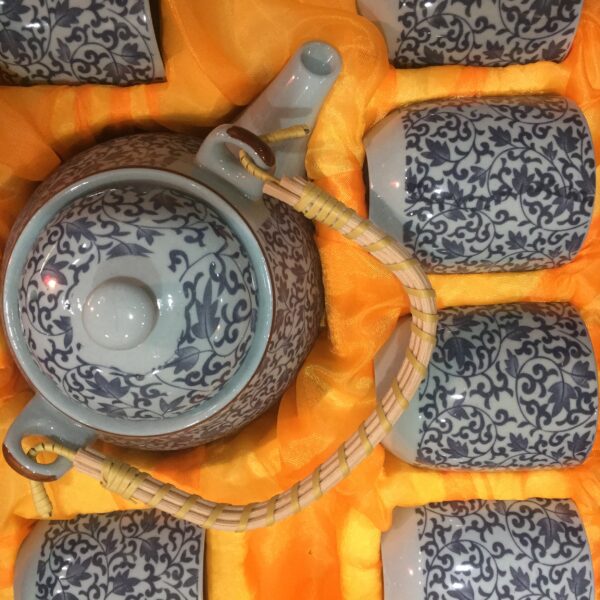 Théière avec son lot de 6 tasses - motif fleuri bleu