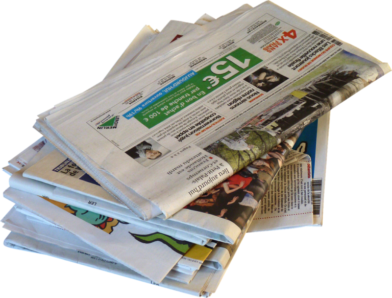 tas de papiers journaux prêts à être recyclés