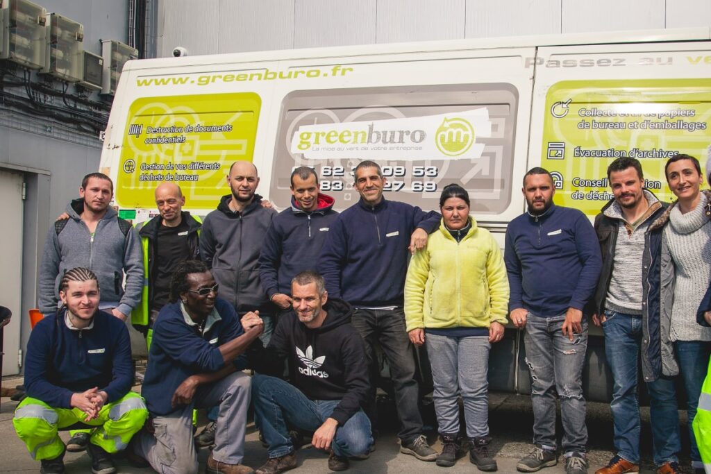 Équipe Green Buro engagée dans le recyclage, photographiée devant le camion de collecte écologique de l’entreprise à Toulouse